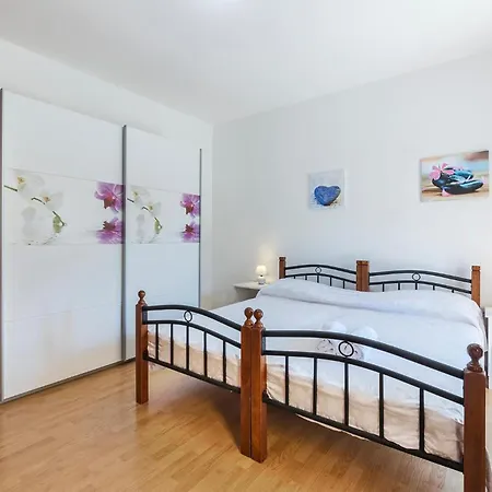 2 Bedroom Beautiful In Valtura
