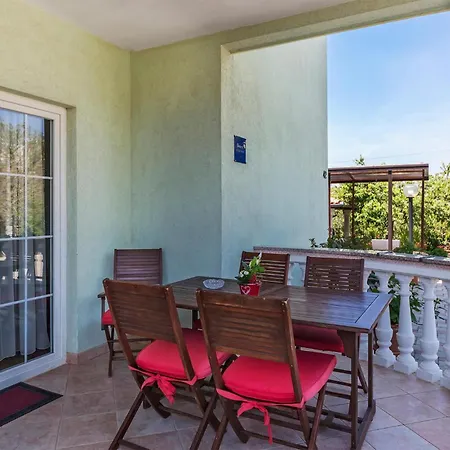 Lovely Apartment In Valtura With Wifi Apartman